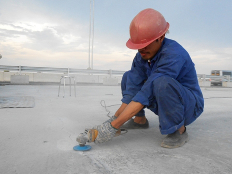 Nh&agrave; thầu đang tiến h&agrave;nh xử l&yacute; c&aacute;c vết nứt