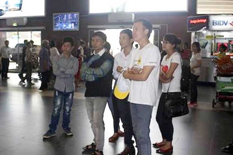 Người th&acirc;n Vừ Gi&agrave; P&oacute; chờ đ&oacute;n anh ở s&acirc;n bay Nội B&agrave;i