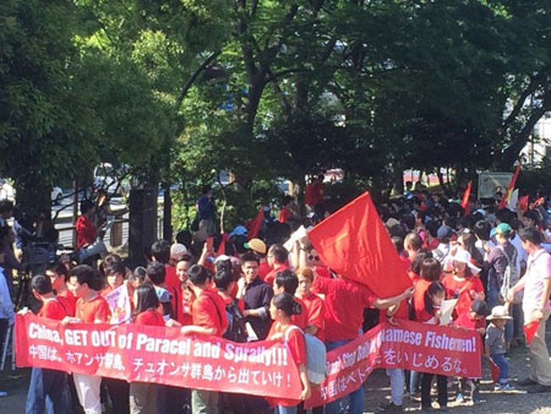 Đo&agrave;n tuần h&agrave;nh xuất ph&aacute;t từ c&ocirc;ng vi&ecirc;n Aoyama, đi dọc theo đại lộ Roppongi v&agrave; kết th&uacute;c tại c&ocirc;ng vi&ecirc;n Mikawadai ở thủ đ&ocirc; Tokyo. Đo&agrave;n đ&atilde; cử 5 th&agrave;nh vi&ecirc;n đến trước Đại sứ qu&aacute;n Trung Quốc tại Tokyo để đọc kh&aacute;ng nghị thư bằng tiếng Nhật v&agrave; tiếng Anh, trong đ&oacute; n&ecirc;u r&otilde; sự phản đối quyết liệt đối với h&agrave;nh vi của Trung Quốc x&acirc;m phạm chủ quyền của Việt Nam, khẳng định chủ quyền Việt Nam tại hai quần đảo Ho&agrave;ng Sa v&agrave; Trường Sa, ki&ecirc;n quyết y&ecirc;u cầu Trung Quốc r&uacute;t gi&agrave;n khoan khỏi v&ugrave;ng biển của Việt Nam...(Ảnh: Vietnam+)