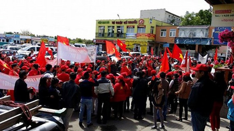 Cũng trong ng&agrave;y h&ocirc;m qua 11/5, hơn 3.000 kiều b&agrave;o Việt Nam đ&atilde; hưởng ứng lời k&ecirc;u gọi của Nh&oacute;m Cựu chiến binh QĐNDVN tại CH.S&eacute;c: 