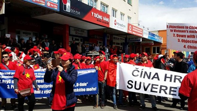 Cuộc biểu t&igrave;nh &ocirc;n h&ograve;a đ&atilde; k&eacute;o d&agrave;i trong hai giờ đồng hồ từ 3 - 5h (20-22h Việt Nam) từ Đại sứ qu&aacute;n Trung Quốc về ph&iacute;a Metro Hradcanska, sau đ&oacute; quay lại Đại sứ qu&aacute;n. Đo&agrave;n diễu h&agrave;nh đ&atilde; thu h&uacute;t sự quan t&acirc;m đặc biệt của b&aacute;o ch&iacute; v&agrave; nh&acirc;n d&acirc;n Praha. Truyền th&ocirc;ng S&eacute;c đ&atilde; đưa tin về cuộc biểu t&igrave;nh đ&ocirc;ng chưa từng c&oacute;. Rất nhiều người bạn S&eacute;c đ&atilde; tham gia tuần h&agrave;nh c&ugrave;ng đo&agrave;n Kiều b&agrave;o Việt Nam tại S&eacute;c.(Ảnh: Infonet)