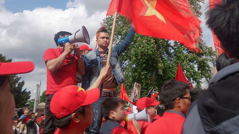 Nhiều bạn trẻ Việt Nam tại S&eacute;c đ&atilde; dẫn đầu đo&agrave;n tuần h&agrave;nh