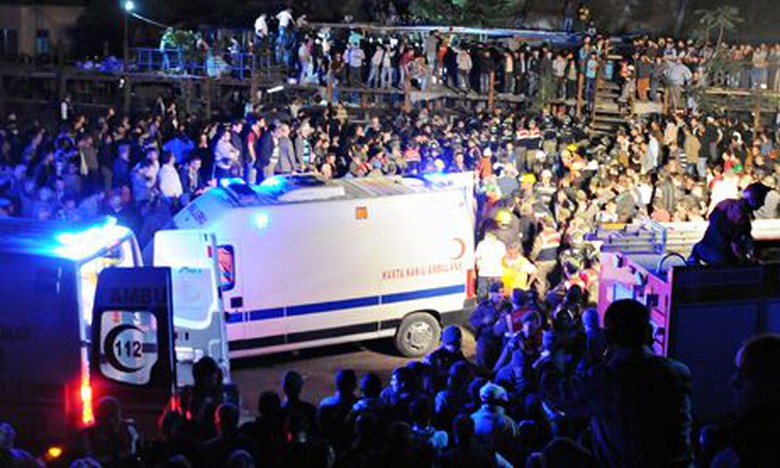 Hơn 100 nh&acirc;n vi&ecirc;n cứu hộ, h&agrave;ng chục xe cứu thương được huy động tới hiện trường 