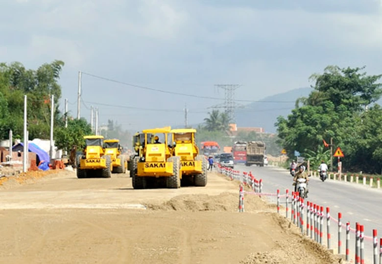 Dự &aacute;n mở rộng QL1 tạo việc l&agrave;m cho rất nhiều đơn vị x&acirc;y dựng thuộc Bộ Giao th&ocirc;ng vận tải