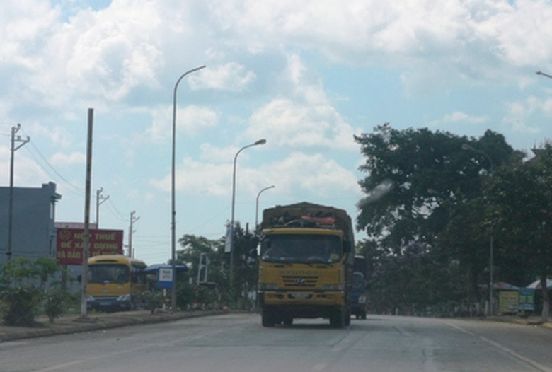 Ban ng&agrave;y th&igrave; 1 k&egrave;m 1 để qua trạm