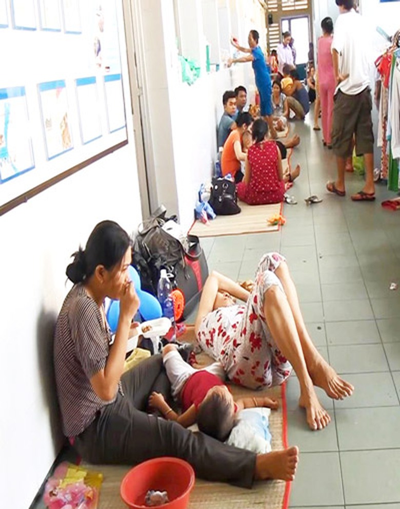 Phụ huynh v&agrave; trẻ mắc bệnh tay ch&acirc;n miệng nằm ngo&agrave;i h&agrave;nh lang Bệnh viện Nhi Đồng 1