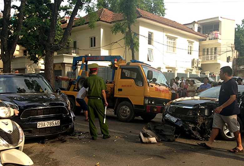 C&uacute; t&ocirc;ng mạnh khiến phần đầu của cả hai xe &ocirc; t&ocirc; hư hỏng nặng.