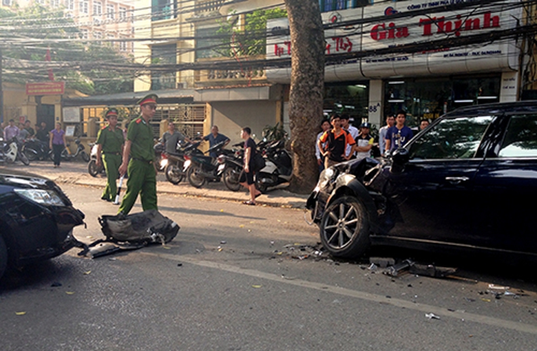 Chiếc xe Mini Cooper đi đ&uacute;ng chiều của m&igrave;nh nhưng đ&atilde; phải l&atilde;nh chịu hậu quả do chiếc Camry g&acirc;y ra, mảnh vụn văng tung t&oacute;e.