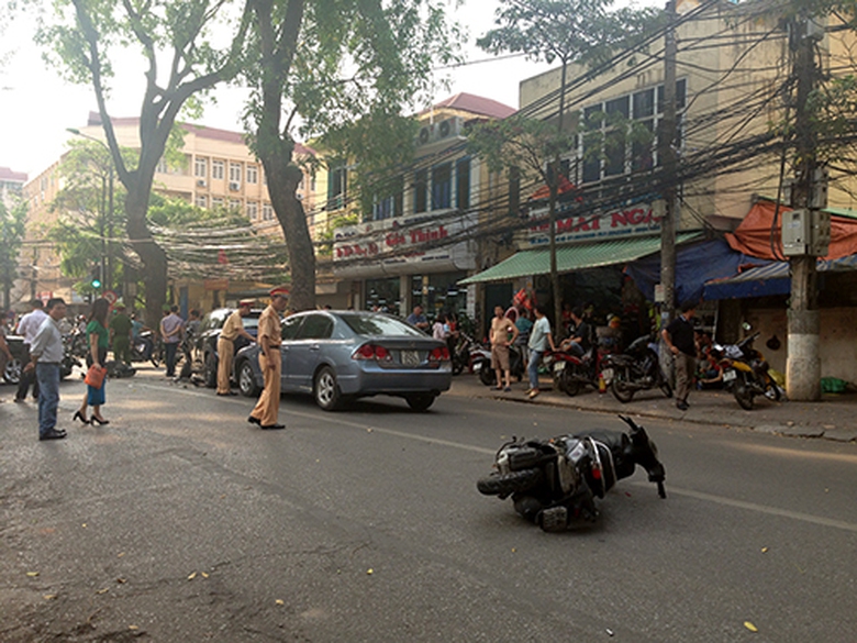 Chiếc xe m&aacute;y Fly bị văng ra một đoạn kh&aacute; xa, người điều khiển phương tiện đ&atilde; phải nhập viện.