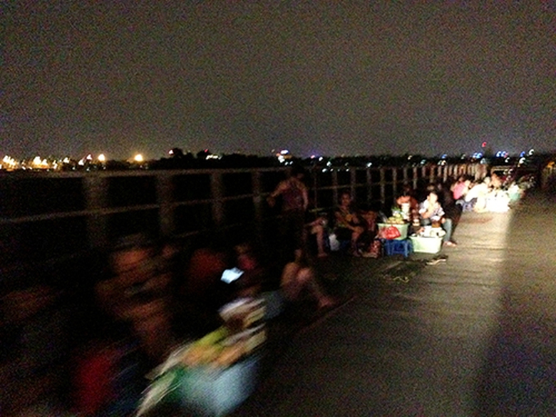 H&agrave;ng loạt c&aacute;c qu&aacute;n nước &nbsp;tr&ecirc;n cầu mọc l&ecirc;n một c&aacute;ch tự ph&aacute;t, lấn chiếm hết chỗ d&agrave;nh cho người đi bộ.