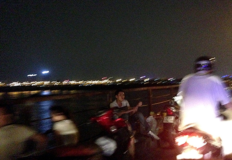 Người thanh ni&ecirc;n n&agrave;y c&oacute; nhiệm vụ vẫy đ&oacute;n kh&aacute;ch, canh c&ocirc;ng an v&agrave; bắt đầu đề ph&ograve;ng khi thấy ch&uacute;ng t&ocirc;i giơ điện thoại l&ecirc;n chụp.