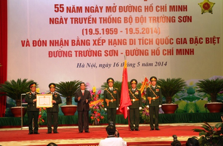 Đồng ch&iacute; L&ecirc; Hồng Anh, Ủy vi&ecirc;n Bộ Ch&iacute;nh trị, Thường trực Ban B&iacute; thư trao Hu&acirc;n chương Qu&acirc;n C&ocirc;ng hạng Nhất cho Tập thể Binh đo&agrave;n Trường Sơn.