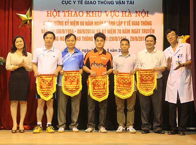 L&atilde;nh đạo Cục Y tế GTVT v&agrave; Bệnh viện GTVT TW trao cờ lưu niệm cho đại diện c&aacute;c đơn vị tham gia giải đấu