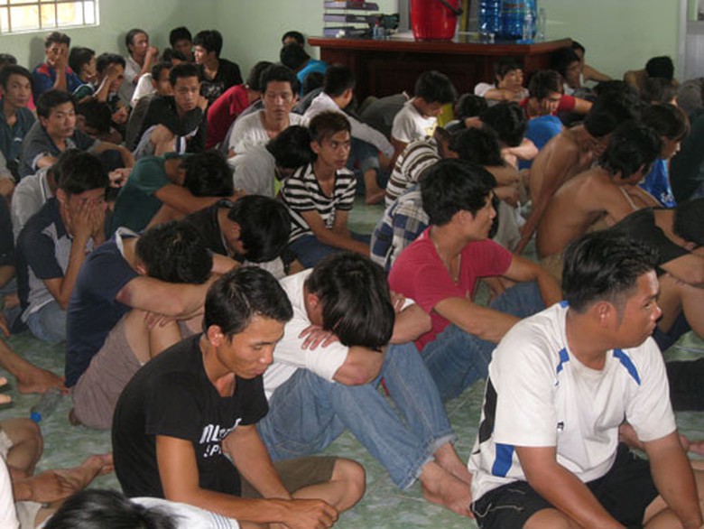 H&agrave;ng trăm thanh ni&ecirc;n đ&atilde; bị C&ocirc;ng an TX.Thuận An bắt giữ, phần lớn họ kh&ocirc;ng phải l&agrave; c&ocirc;ng nh&acirc;n, c&aacute;c đối tượng n&agrave;y đ&atilde; lợi dụng t&igrave;nh h&igrave;nh để l&agrave;m bậy