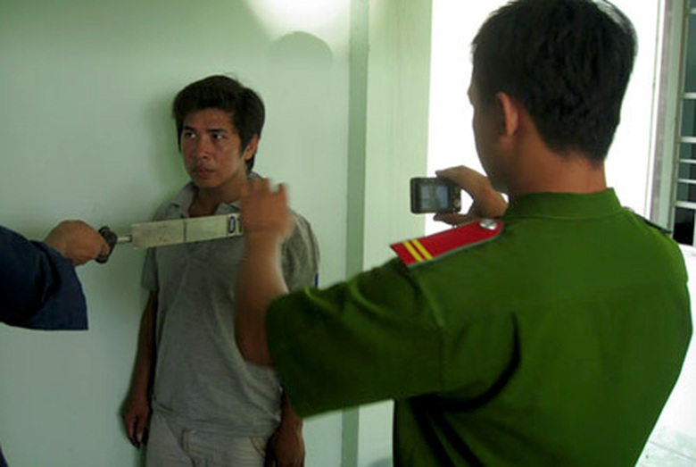 Một đối tượng tham gia vụ g&acirc;y rối, đập ph&aacute; t&agrave;i sản của c&ocirc;ng ty bị bắt tại cơ quan c&ocirc;ng an (Ảnh: D&acirc;n Tr&iacute;)