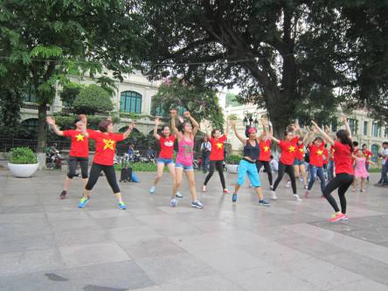 C&aacute;c nh&oacute;m nhảy hăng say tập luyện