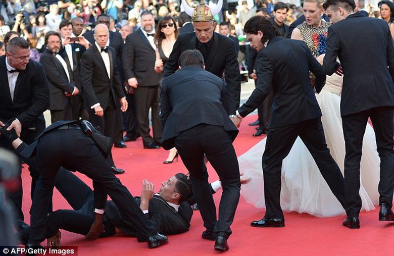 C&aacute;c nh&acirc;n vi&ecirc;n an ninh rất vất vả k&eacute;o Vitalii Sediuk ra khỏi chiếc v&aacute;y của ng&ocirc;i sao America Ferrera