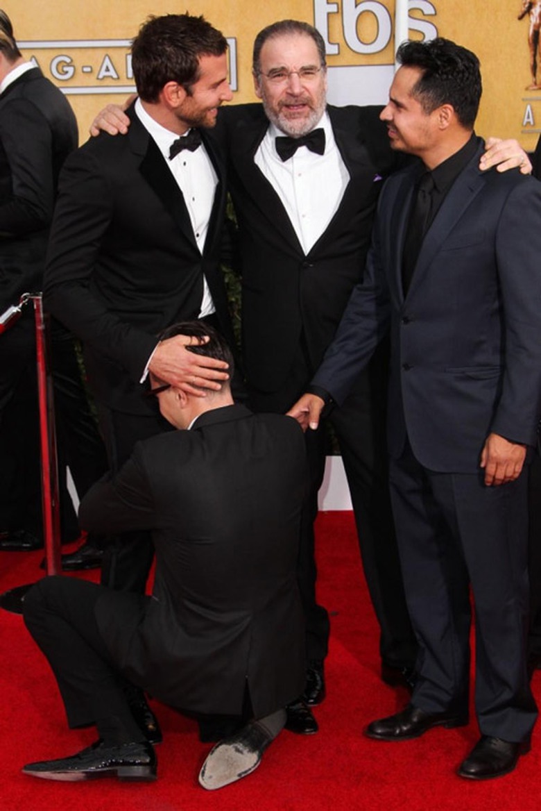 Trước đ&oacute;, th&aacute;ng 1/2014, nam diễn vi&ecirc;n Bradley Cooper từng gặp sự cố với nh&agrave; b&aacute;o n&agrave;y.