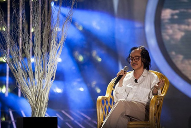 Vy Oanh t&aacute;i hiện h&igrave;nh ảnh cố nhạc sĩ Trịnh C&ocirc;ng Sơn với b&agrave;i h&aacute;t nổi tiếng Một c&otilde;i đi về. Nữ ca sĩ tr&igrave;nh diễn với phong c&aacute;ch nhẹ nh&agrave;ng, lắng đọng v&agrave; thần th&aacute;i rất giống cố nhạc sĩ t&agrave;i hoa khi h&oacute;a trang m&aacute;i t&oacute;c lưa thưa để lộ vầng tr&aacute;n cao.