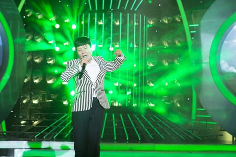 Ng&acirc;n Quỳnh ho&aacute; th&acirc;n th&agrave;nh Quang Linh tr&igrave;nh diễn ca kh&uacute;c Duy&ecirc;n qu&ecirc;. C&ocirc; chia sẻ: &ldquo;Giọng ca của anh Linh rất khỏe, kh&ocirc;ng hề ủy mị m&agrave; rất ngọt ng&agrave;o. Anh Linh lại vừa h&aacute;t vừa nhảy, đ&ocirc;i khi quăng chụp mic l&agrave;m t&ocirc;i luyện tập theo kh&oacute; khăn qu&aacute; chừng&rdquo;.