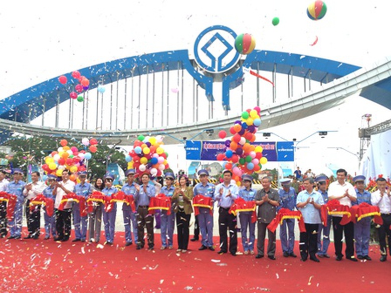 C&aacute;c đại biểu cắt băng th&ocirc;ng xe QL18 U&ocirc;ng B&iacute; - Hạ Long