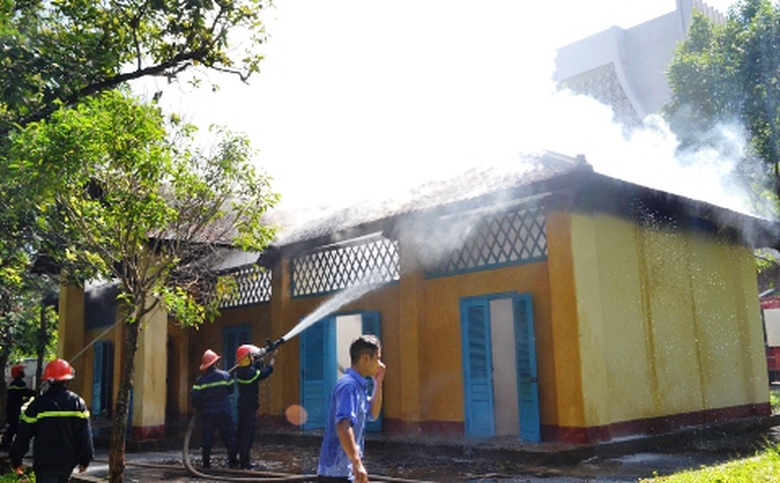 Lực lượng chức năng dập lửa tại khu N&agrave;i Voi