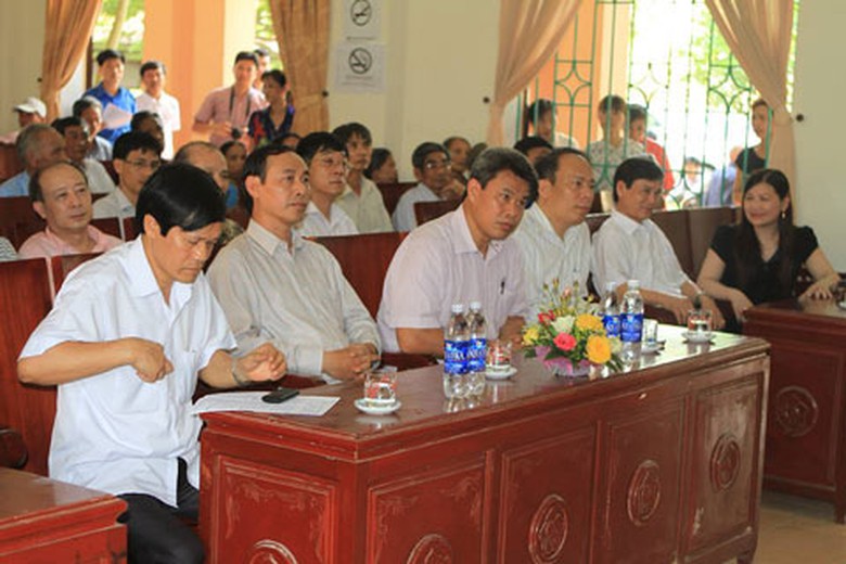 Tặng nh&agrave; t&igrave;nh nghĩa v&agrave; kh&aacute;m chữa bệnh miễn ph&iacute; Ngay từ s&aacute;ng sớm ng&agrave;y 17/5, c&aacute;c b&aacute;c sĩ đến từ Bệnh viện GTVT v&agrave; đo&agrave;n thanh ni&ecirc;n Bộ đ&atilde; nhiệt t&igrave;nh, chu đ&aacute;o tổ chức kh&aacute;m bệnh, tư vấn, cấp ph&aacute;t thuốc miễn ph&iacute; cho 200 đối tượng ch&iacute;nh s&aacute;ch v&agrave; hộ ngh&egrave;o đến từ 5 x&atilde; trong huyện &Yacute; Y&ecirc;n. 