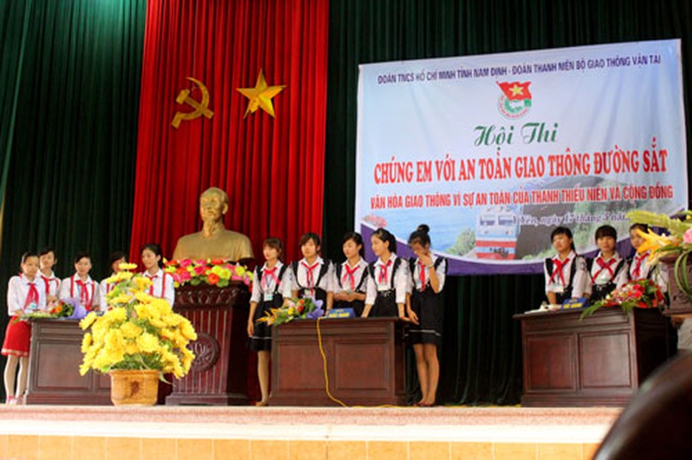  Cũng trong s&aacute;ng ng&agrave;y 17/8, &ocirc;ng Nguyễn Văn Doanh, Ph&oacute; Cục trưởng Cục Đường sắt VN v&agrave; Đo&agrave;n thanh ni&ecirc;n Bộ do đồng ch&iacute; Nguyễn Th&agrave;nh Tưởng, Ph&oacute; b&iacute; thư thường trực Đo&agrave;n Bộ dẫn đầu đo&agrave;n đ&atilde; tham dự Hội thi tuy&ecirc;n truyền an to&agrave;n giao th&ocirc;ng Đường sắt tại trường THCS x&atilde; Y&ecirc;n Minh, huyện &Yacute; Y&ecirc;n.