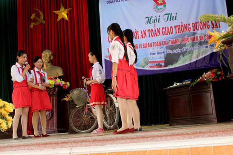  Ngay sau đ&oacute;, Hội thi được diễn ra trong kh&ocirc;ng kh&iacute; s&ocirc;i động cả hội trường. Hội thi c&oacute; sự tham dự của 3 đội: Đội Bắc Nam, Đội Thống Nhất v&agrave; đội Tốc H&agrave;nh.