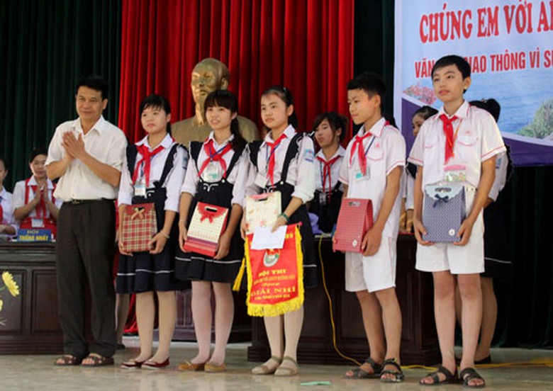 &Ocirc;ng Nguyễn Văn Doanh, Ph&oacute; Cục trưởng Cục Đường sắt VN trao phần thưởng cho đội đoạt giải nh&igrave;