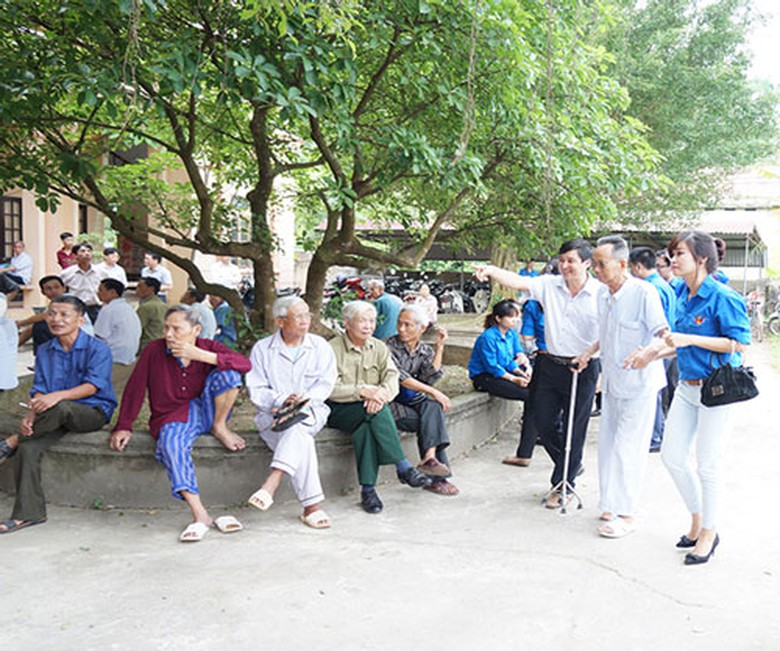 Đo&agrave;n thanh ni&ecirc;n gi&uacute;p đỡ c&aacute;c cụ gi&agrave; v&agrave;o nơi kh&aacute;m bệnh.