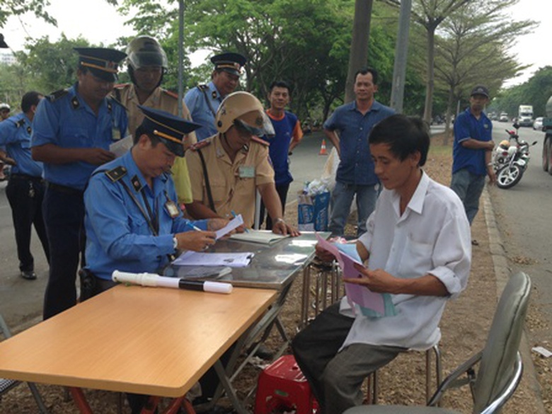 Lực lượng li&ecirc;n ng&agrave;nh phối hợp xử l&yacute; vi phạm