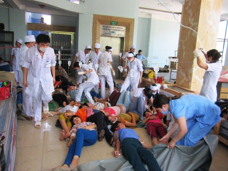 C&aacute;c y, b&aacute;c sỹ đang chăm s&oacute;c cho c&aacute;c c&ocirc;ng nh&acirc;n bị ngộ độc