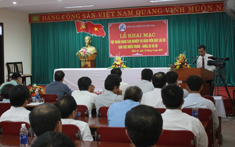 Hơn 200 học vi&ecirc;n l&agrave; c&aacute;c gi&aacute;o vi&ecirc;n đến từ c&aacute;c cơ sở đ&agrave;o tạo l&aacute;i xe tr&ecirc;n địa b&agrave;n tỉnh Nghệ An tham gia kh&oacute;a học