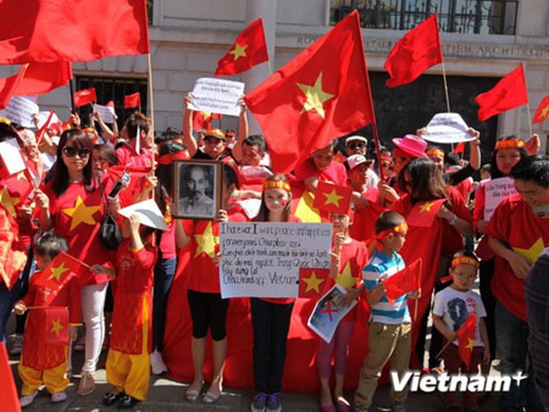 Ng&agrave;y 18/5, khoảng 1.000 người Việt Nam đang sinh sống, học tập v&agrave; l&agrave;m việc tại Anh c&ugrave;ng với người th&acirc;n v&agrave; bạn b&egrave; của m&igrave;nh đ&atilde; tham gia cuộc biểu t&igrave;nh phản đối mạnh mẽ h&agrave;nh động của Trung Quốc đưa gi&agrave;n khoan Hải Dương-981 (Haiyang Shiyou-981) c&ugrave;ng c&aacute;c t&agrave;u vũ trang v&agrave; m&aacute;y bay hộ tống v&agrave;o V&ugrave;ng đặc quyền kinh tế của Việt Nam, vi phạm quyền chủ quyền v&agrave; quyền t&agrave;i ph&aacute;n của Việt Nam tr&ecirc;n V&ugrave;ng đặc quyền kinh tế v&agrave; thềm lục địa hợp ph&aacute;p của Việt Nam. (Ảnh: Vietnam + )
