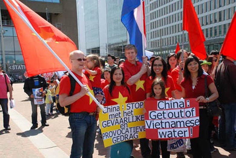 Trước cửa Đại sứ qu&aacute;n Trung Quốc tại H&agrave; Lan, hai đại diện người Việt, gồm đại diện cho khối học sinh sinh vi&ecirc;n v&agrave; đại diện cho khối kiều b&agrave;o đang sinh sống tại H&agrave; Lan đ&atilde; c&oacute; b&agrave;i ph&aacute;t biểu ngắn gọn bằng tiếng Anh v&agrave; tiếng H&agrave; Lan về mục đ&iacute;ch của cuộc diễu h&agrave;nh h&ograve;a b&igrave;nh. B&agrave;i ph&aacute;t biểu thể hiện sự phản đối của người Việt Nam trước những h&agrave;nh vi của ch&iacute;nh phủ Trung Quốc thời gian gần đ&acirc;y, x&acirc;m phạm nghi&ecirc;m trọng chủ quyền của Việt Nam v&agrave; c&aacute;c nước l&aacute;ng giềng. (Ảnh: VnExpress)