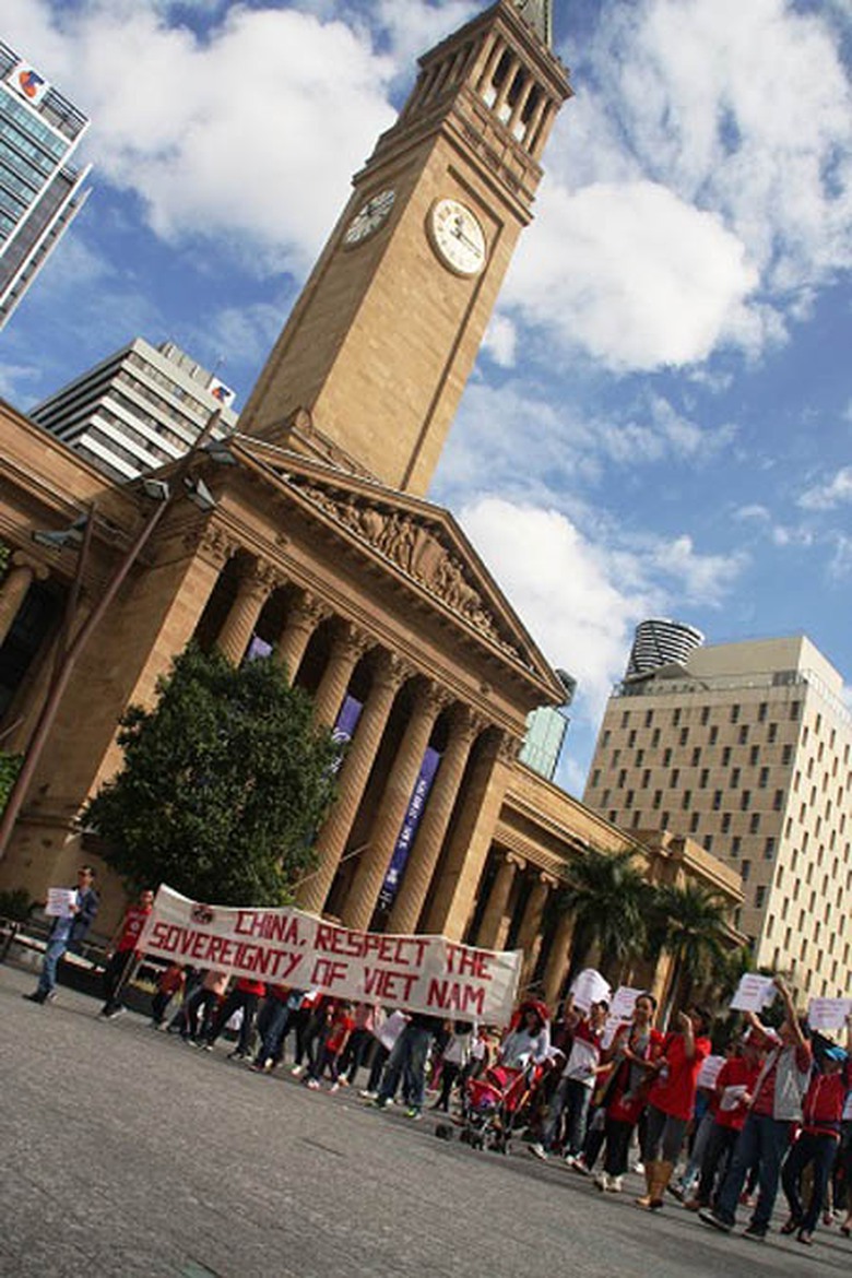 D&ograve;ng người đi qua Quảng trường King George, T&ograve;a Thị ch&iacute;nh Brisbane v&agrave; dừng lại trước văn ph&ograve;ng L&atilde;nh sự Trung Quốc tại Brisbane. Họ vừa đi vừa h&ocirc; vang khẩu hiệu y&ecirc;u cầu Trung Quốc t&ocirc;n trọng chủ quyền Việt Nam v&agrave; trả lại h&ograve;a b&igrave;nh cho khu vực Biển Đ&ocirc;ng. H&ograve;a trong kh&ocirc;ng kh&iacute; phản đối &ocirc;n h&ograve;a l&agrave; những kh&uacute;c ca h&agrave;o h&ugrave;ng của d&acirc;n tộc như Nối v&ograve;ng tay lớn, H&aacute;t m&atilde;i kh&uacute;c qu&acirc;n h&agrave;nh. (Ảnh: VnExpress)
