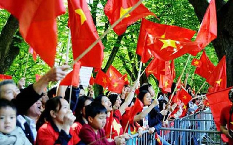 Trước đ&oacute;, v&agrave;o s&aacute;ng 17/5, hơn 200 kiều b&agrave;o v&agrave; người Việt Nam đang sinh sống, học tập v&agrave; l&agrave;m việc tại Vương quốc Bỉ đ&atilde; tham gia cuộc biểu t&igrave;nh &ocirc;n h&ograve;a trước Đại sứ qu&aacute;n Trung Quốc tại Bỉ để phản đối việc Trung Quốc hạ đặt tr&aacute;i ph&eacute;p gi&agrave;n khoan Hải Dương 981 tại v&ugrave;ng biển thuộc chủ quyền của Việt Nam. Tham gia cuộc biểu t&igrave;nh kh&ocirc;ng chỉ c&oacute; người Việt Nam m&agrave; c&ograve;n c&oacute; kh&ocirc;ng &iacute;t người Bỉ v&agrave; nhiều nước kh&aacute;c ủng hộ Việt Nam. (Ảnh: Tiền Phong)