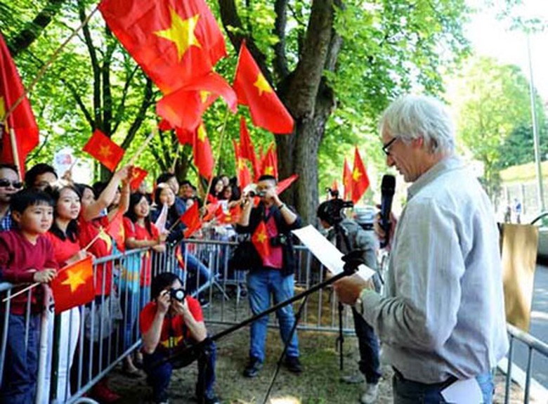 B&aacute; tước De Crombrugghe của v&ugrave;ng Namur, miền nam nước Bỉ ph&aacute;t biểu ủng hộ Việt Nam. (Ảnh: Tiền Phong)