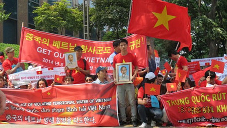 Tại thủ đ&ocirc; Seoul, theo thống k&ecirc; của cơ quan an ninh, gần 3.000 người tập trung tại khu vực c&aacute;ch Đại sứ qu&aacute;n Trung Quốc 100 m, từ l&uacute;c 13h. Tại đ&acirc;y, họ đ&atilde; đọc bản tuy&ecirc;n bố của Hội Người Việt tại H&agrave;n Quốc bằng ba thứ tiếng l&agrave; tiếng Việt, tiếng H&agrave;n v&agrave; tiếng Anh. (Ảnh: Cộng đồng người Việt tại H&agrave;n Quốc)