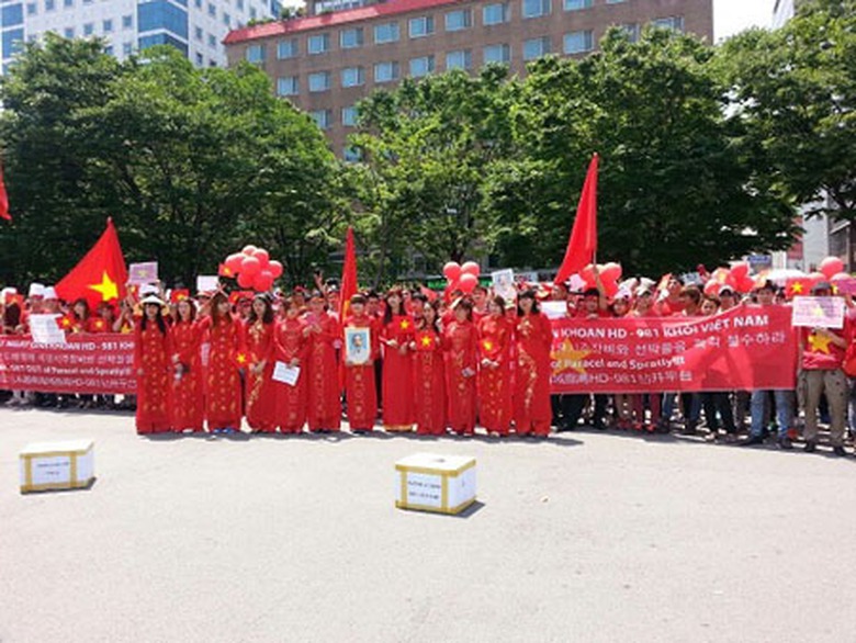 Đ&ocirc;ng đảo học sinh, sinh vi&ecirc;n tại Busan đ&atilde; h&aacute;t vang những ca kh&uacute;c ca ngợi Chủ tịch Hồ Ch&iacute; Minh, ca ngợi h&ograve;a b&igrave;nh v&agrave; t&igrave;nh đo&agrave;n kết. Đo&agrave;n tuần h&agrave;nh c&ograve;n c&oacute; sự tham gia của một số người H&agrave;n Quốc. Theo đại diện của Cộng đồng người Việt Nam tại H&agrave;n Quốc, c&aacute;c cuộc biểu t&igrave;nh tại đ&acirc;y đều mang t&iacute;nh chất &ocirc;n h&ograve;a v&agrave; được tổ chức dưới sự cho ph&eacute;p của ch&iacute;nh quyền an ninh sở tại. (Ảnh: Cộng đồng người Việt Nam tại H&agrave;n Quốc).