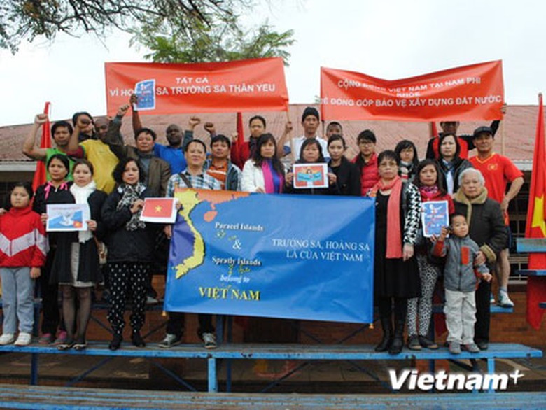 Ng&agrave;y 18/5, tại Pretoria, cộng đồng người Việt Nam tại Nam Phi đ&atilde; tổ chức buổi gặp mặt với chủ đề &ldquo;Kỷ niệm lần thứ 124 ng&agrave;y sinh Chủ tịch Hồ Ch&iacute; Minh v&agrave; hướng về Ho&agrave;ng Sa v&agrave; Trường Sa th&acirc;n y&ecirc;u.&rdquo; Tại buổi gặp mặt, nhiều đại diện cộng đồng đ&atilde; b&agrave;y tỏ phẫn nộ trước những h&agrave;nh động ngang ngược của Trung Quốc tại Biển Đ&ocirc;ng, khẳng định đ&oacute; l&agrave; những h&agrave;nh vi x&acirc;m phạm trắng trợn chủ quyền của Việt Nam, ủng hộ c&aacute;c hoạt động của Đảng v&agrave; Nh&agrave; nước Việt Nam đ&ograve;i Trung Quốc phải dỡ bỏ ngay lập tức gi&agrave;n khoan n&oacute;i tr&ecirc;n. (Ảnh: Vietnam +)
