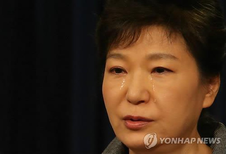 Tổng thống Park Geun Hye rơi nước mắt khi xin lỗi người d&acirc;n về vụ ch&igrave;m ph&agrave; Sewol
