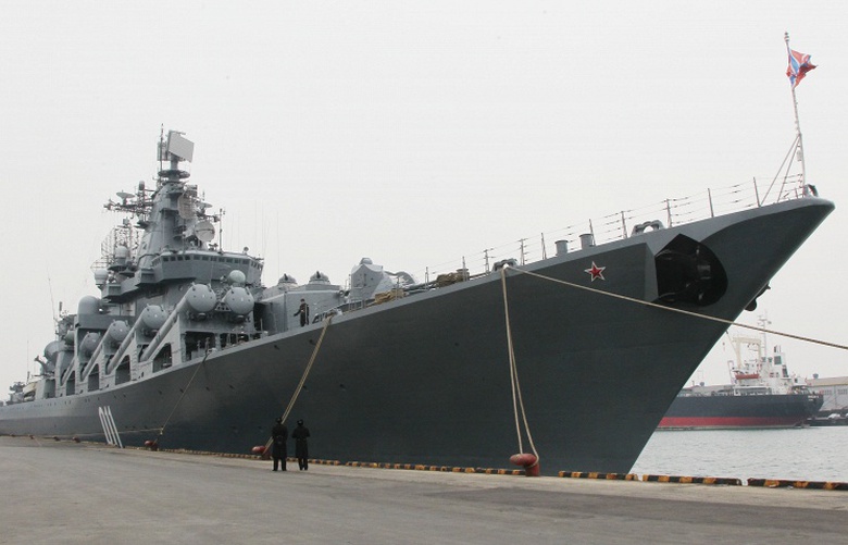 T&agrave;u tuần dương t&ecirc;n lửa Varyag của Nga dẫn đầu 6 t&agrave;u chiến kh&aacute;c tham gia tập trận hải qu&acirc;n cập cảng Thượng Hải
