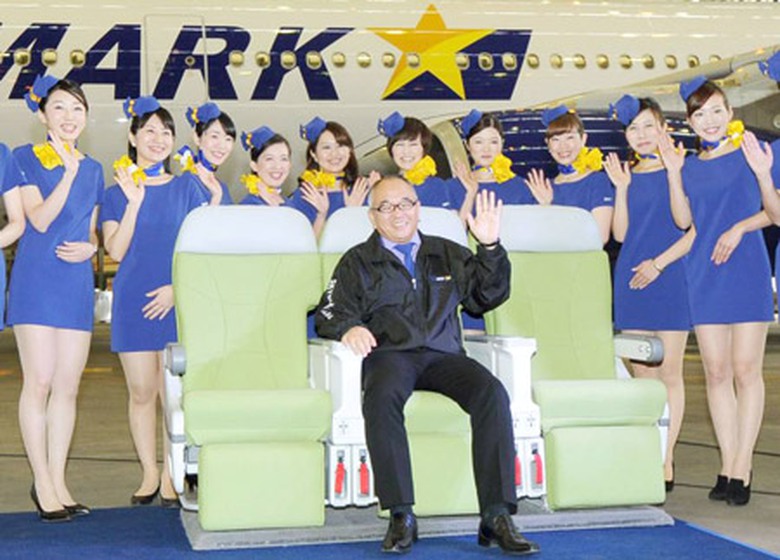 &Ocirc;ng Shinichi Nishikubo - Chủ tịch Skymark Airlines v&agrave; d&agrave;n tiếp vi&ecirc;n với đồng phục chỉ che được 1/5 ch&acirc;n