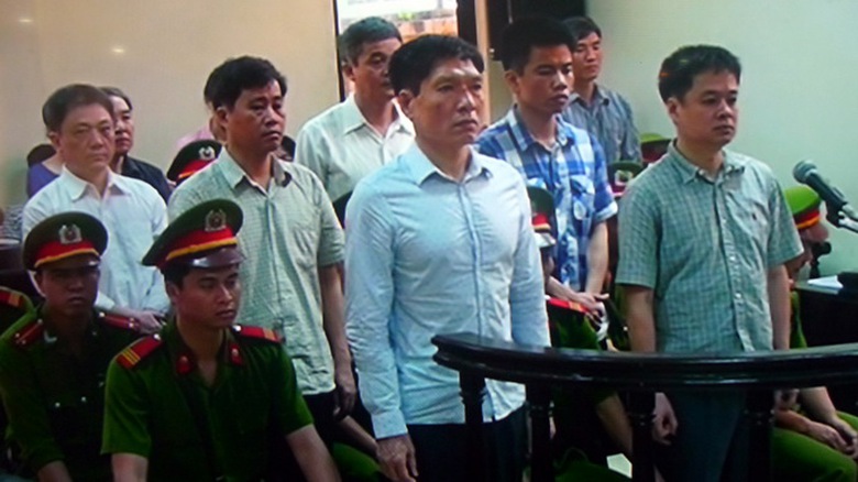 Dương Tự Trọng đứng lặng hồi l&acirc;u để lấy lại b&igrave;nh tĩnh sau khi kh&oacute;c nấc (Ảnh: D&acirc;n Tr&iacute;)