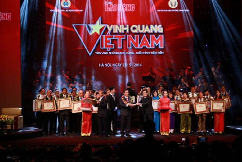 Chủ tịch nước Trương Tấn Sang v&agrave; Chủ tịch Tổng LĐLĐVN Đặng Ngọc T&ugrave;ng tr&acirc;n trọng trao Cup Vinh Quang Việt Nam cho 30 tập thể v&agrave; c&aacute; nh&acirc;n xuất sắc