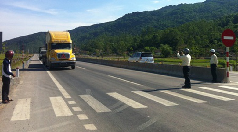 Cienco 4 tổ chức ph&acirc;n luồng giao th&ocirc;ng, hạn chế xe chạy tr&ugrave;ng phục