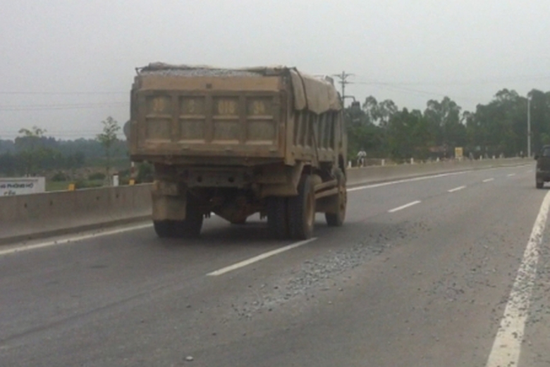 Xe chở vật liệu l&agrave;m rơi v&atilde;i tr&ecirc;n đường, g&acirc;y mất ATGT