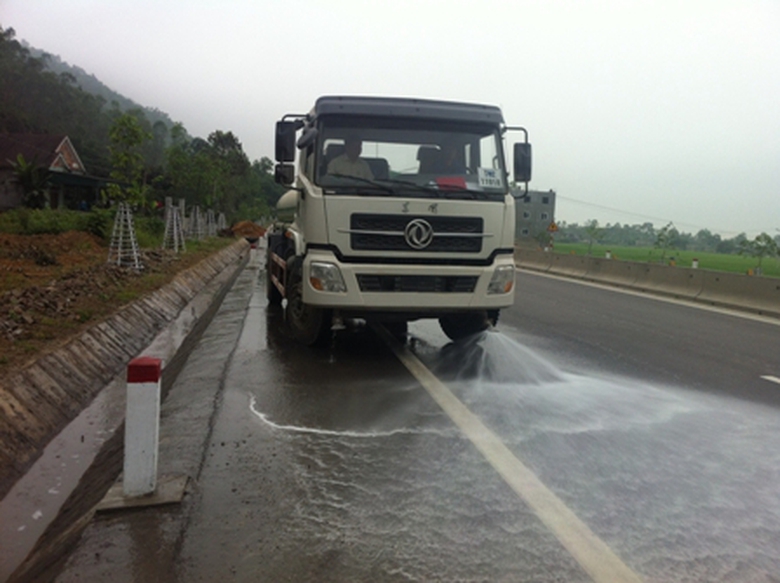 Cienco 4 huy động xe tưới nước l&agrave;m m&aacute;t v&agrave; tr&ocirc;i bụi tr&ecirc;n mặt đường